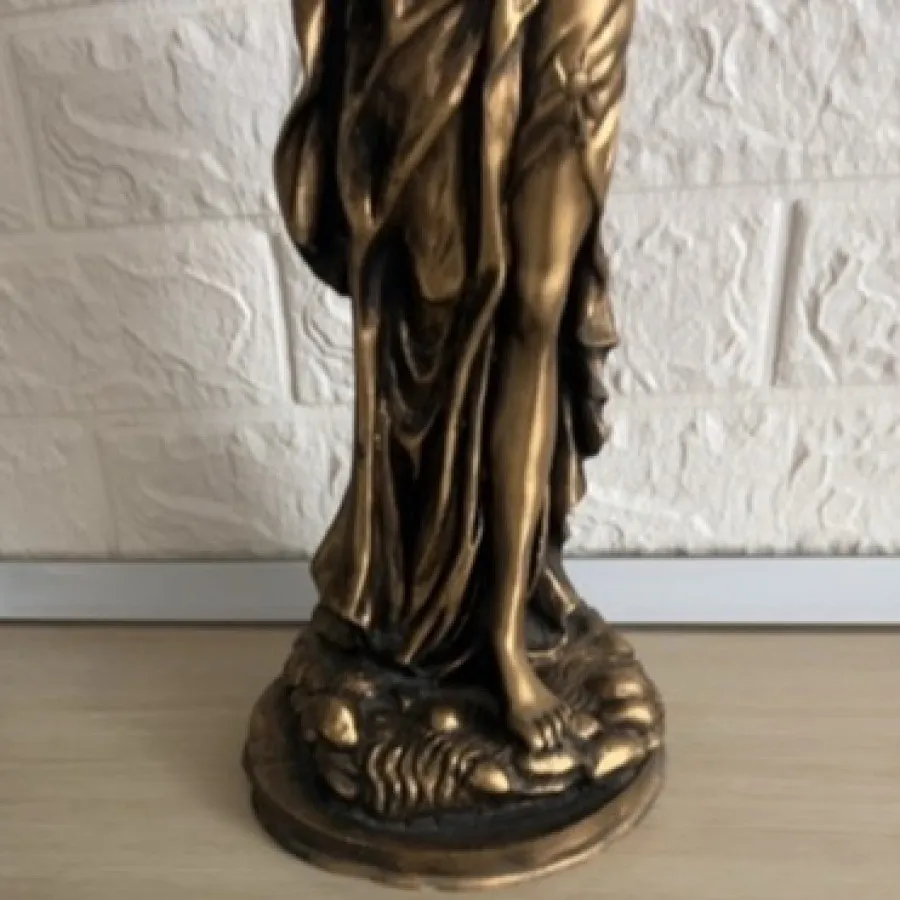 مجسمه زن یونانی