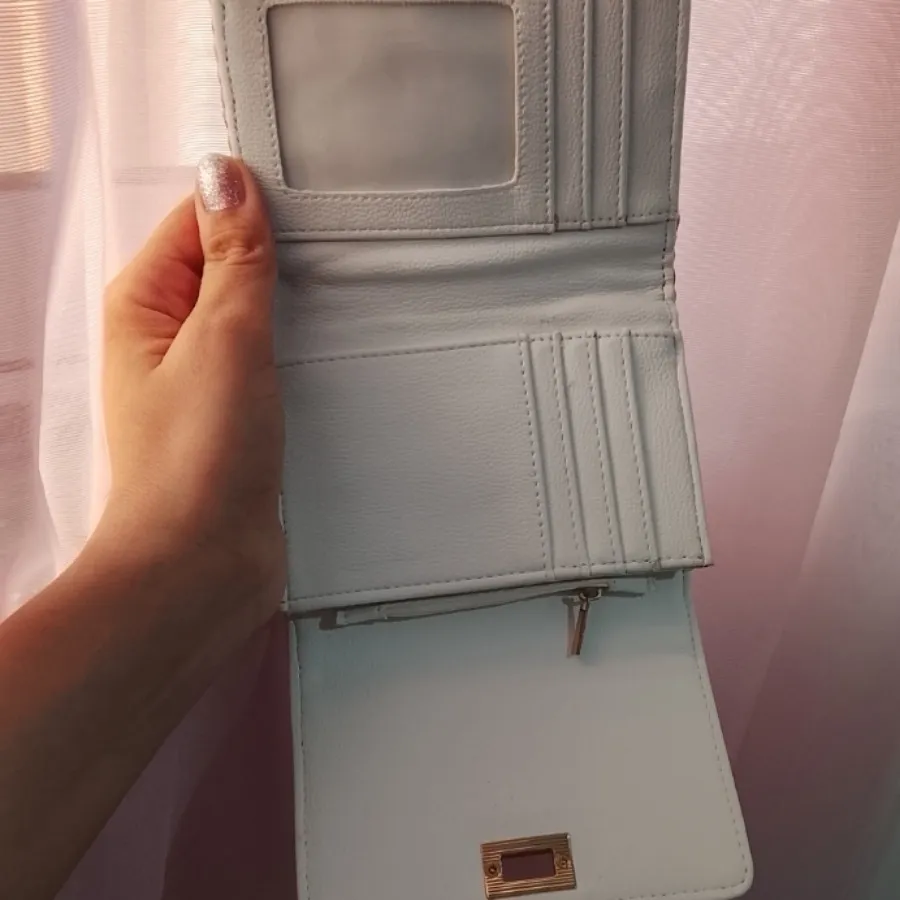 کیف پول برند six