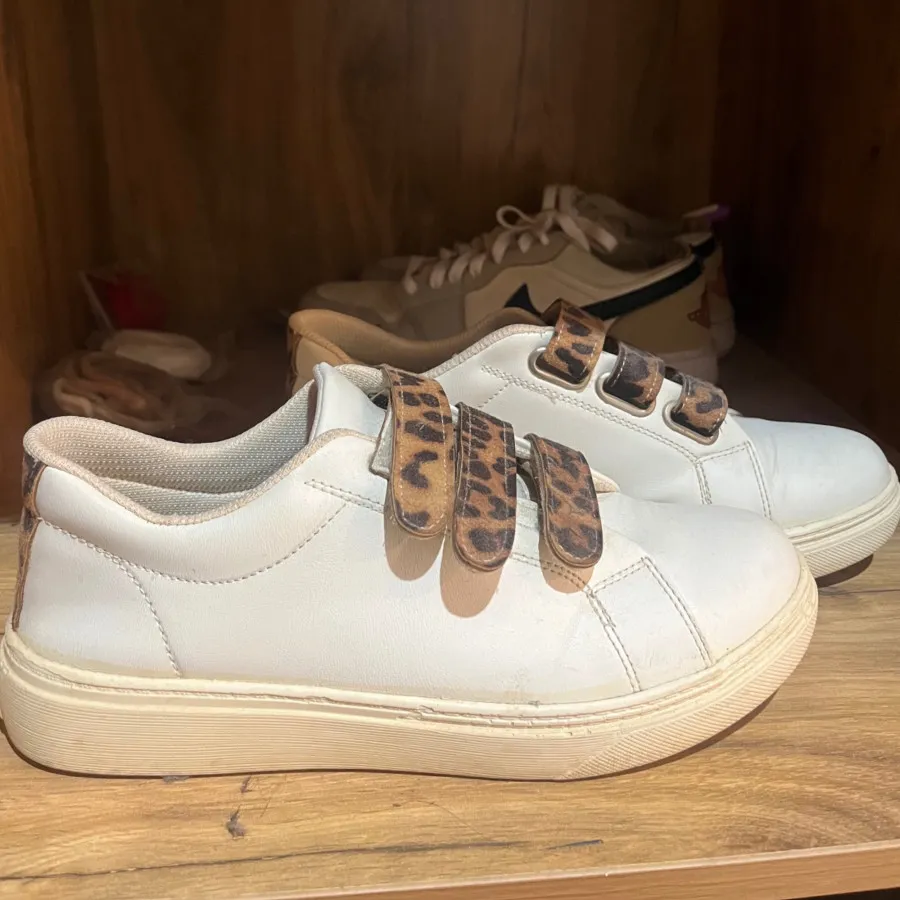 کتونی زنانه سفید پلنگی