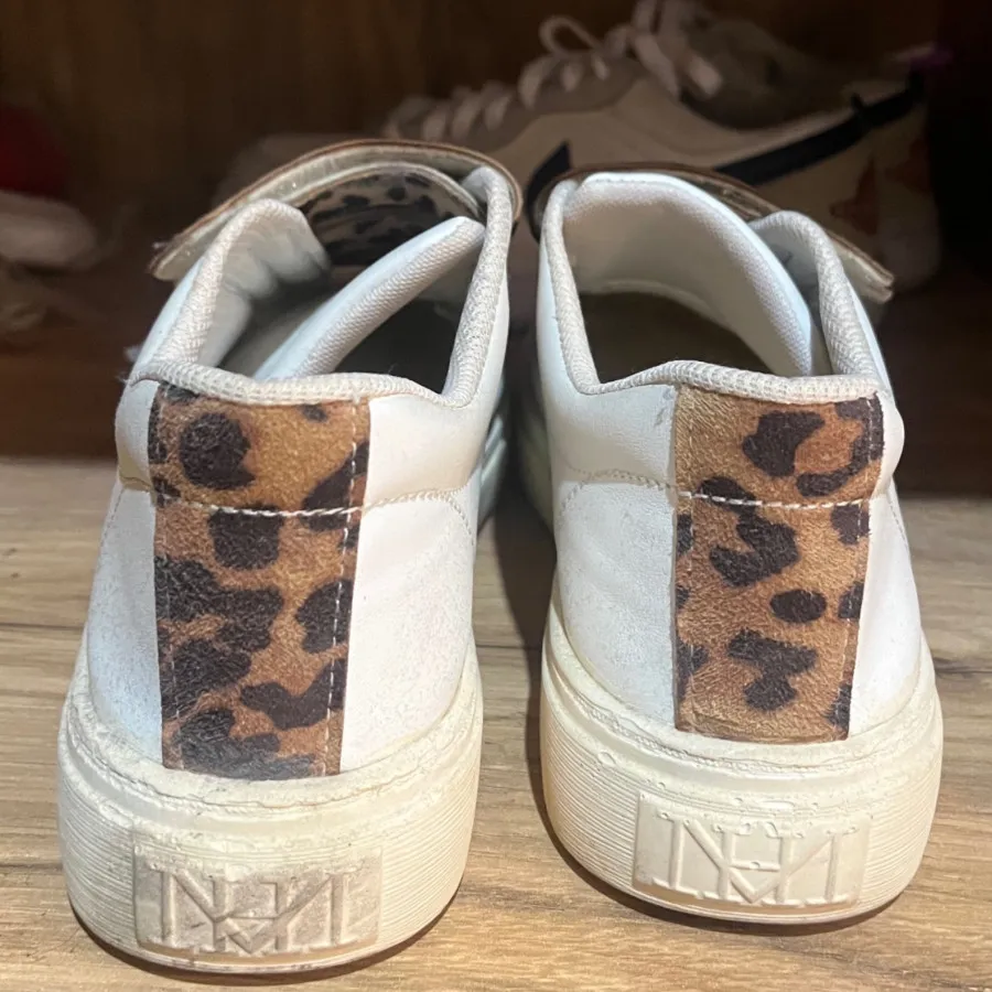 کتونی زنانه سفید پلنگی