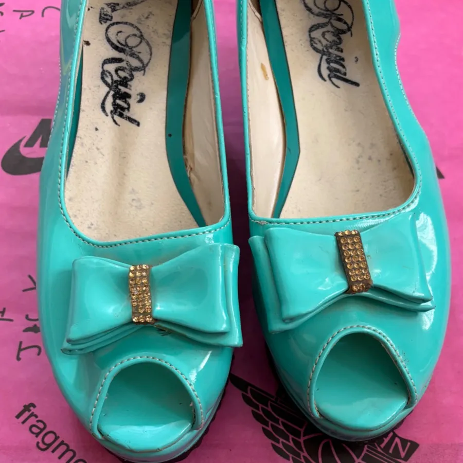 کفش جلو باز ورنی