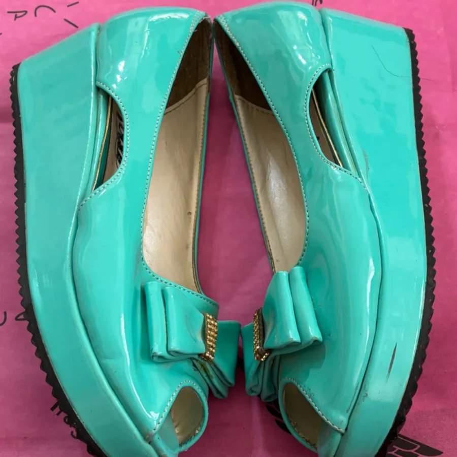 کفش جلو باز ورنی