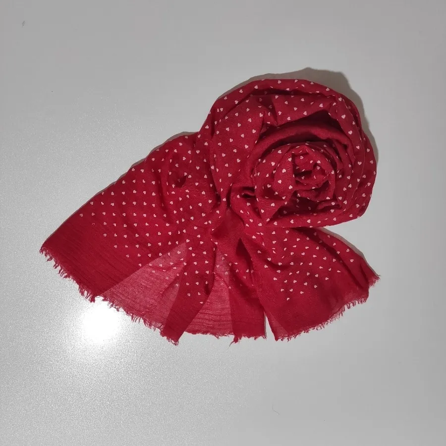 شال قرمز طرح دار