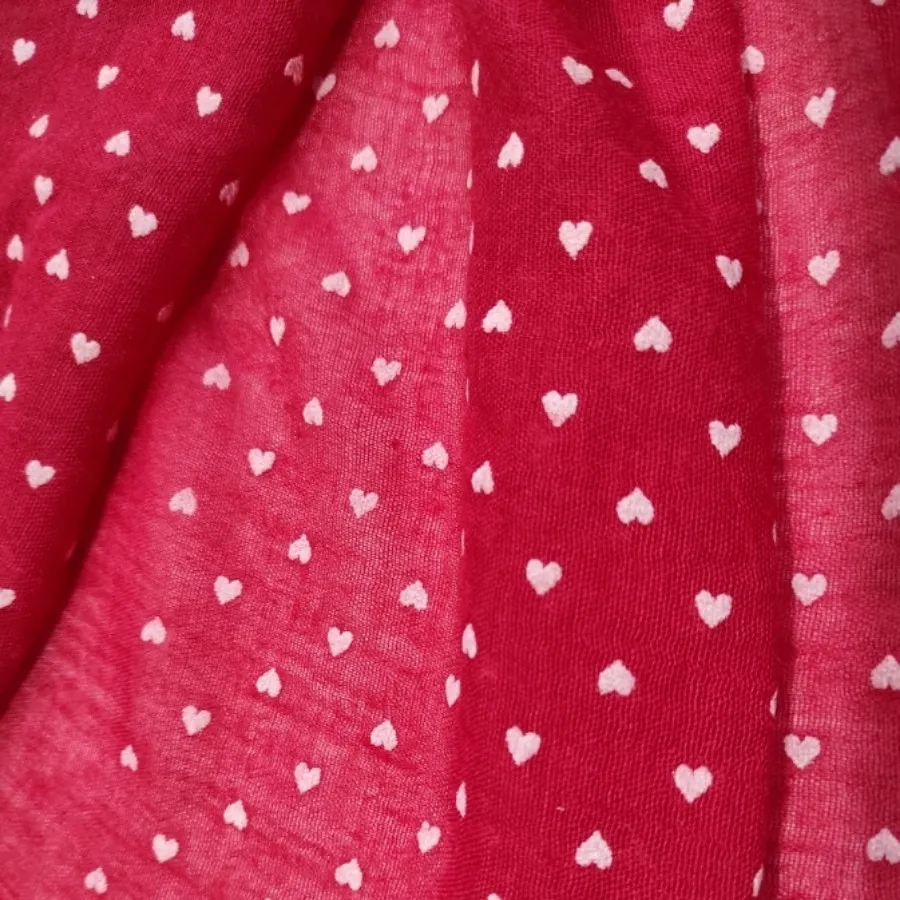 شال قرمز طرح دار