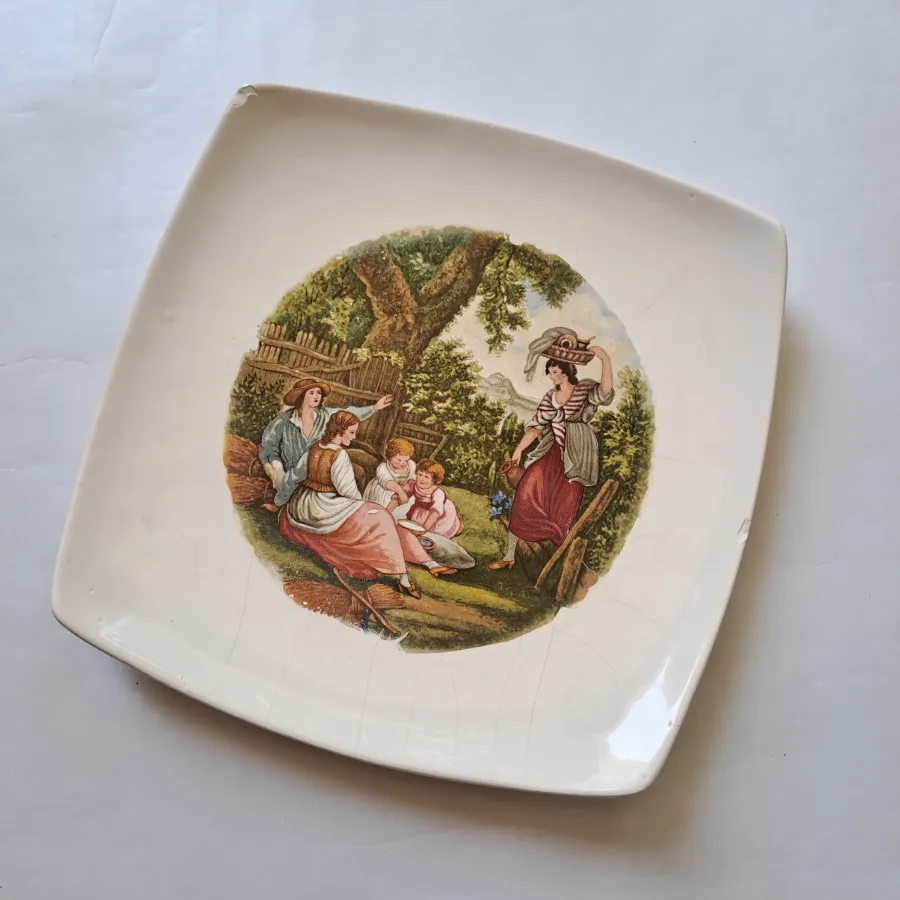 بشقاب چینی طرح فرانسوی