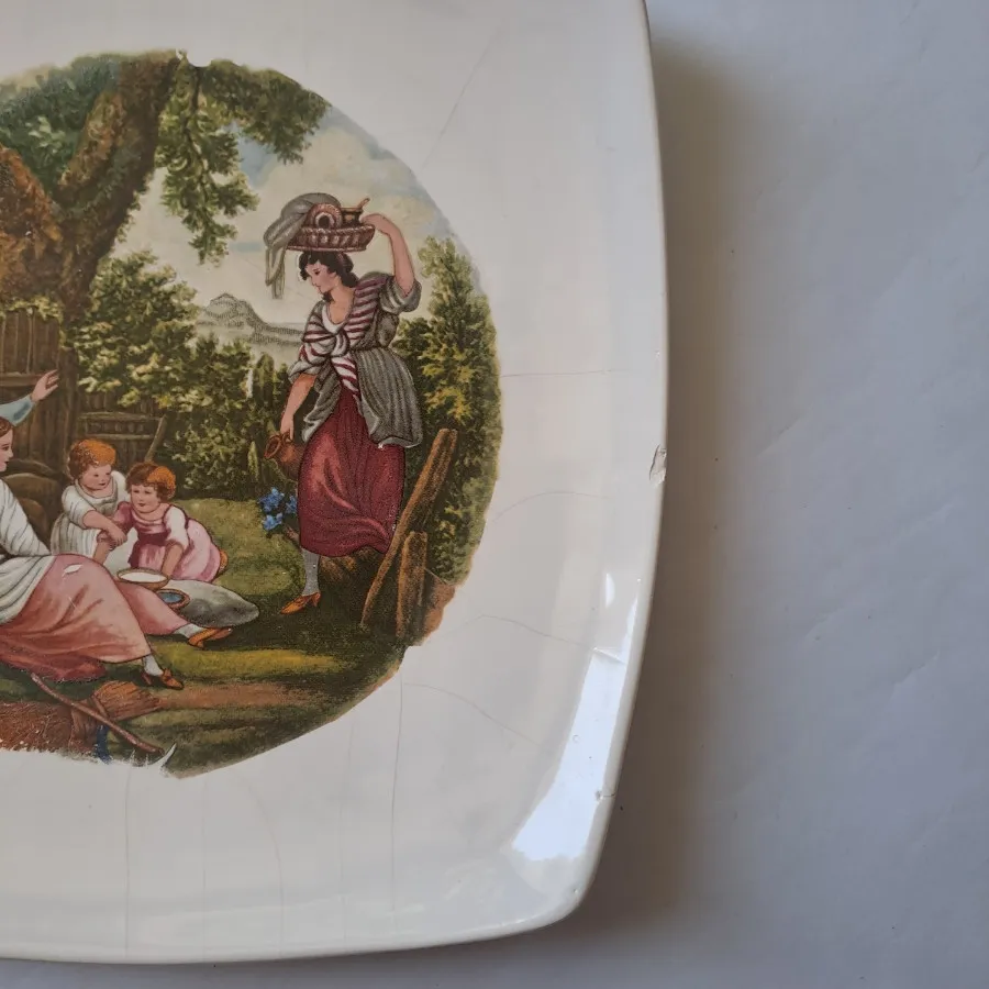 بشقاب چینی طرح فرانسوی