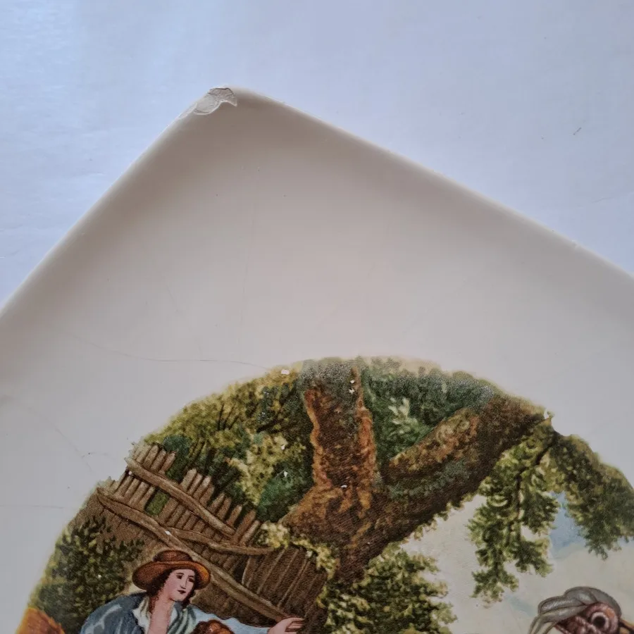 بشقاب چینی طرح فرانسوی