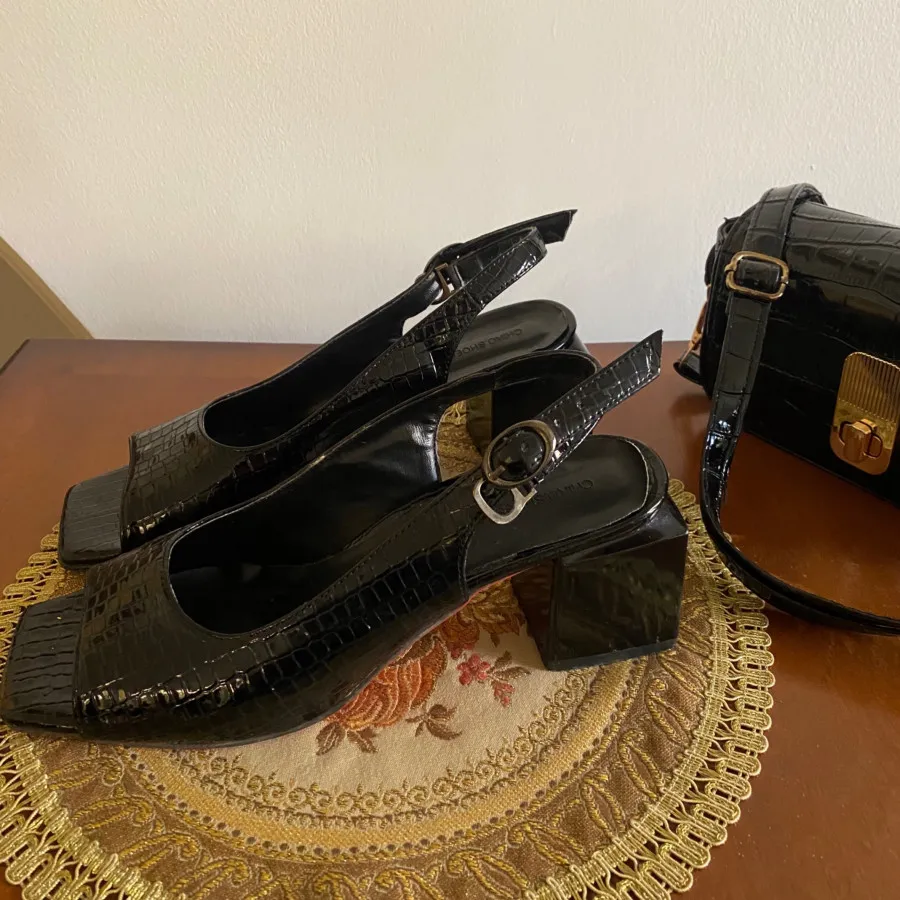 کفش مشکی ورنی