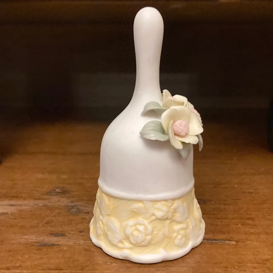 مجسمه چینی زنگ