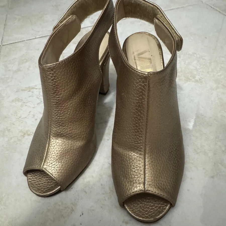 کفش پاشنه دار طلایی vale