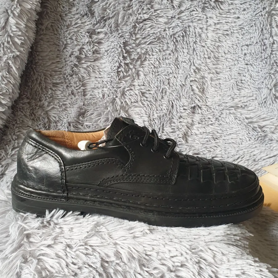 کفش چرم بافته شده دست‌ساز