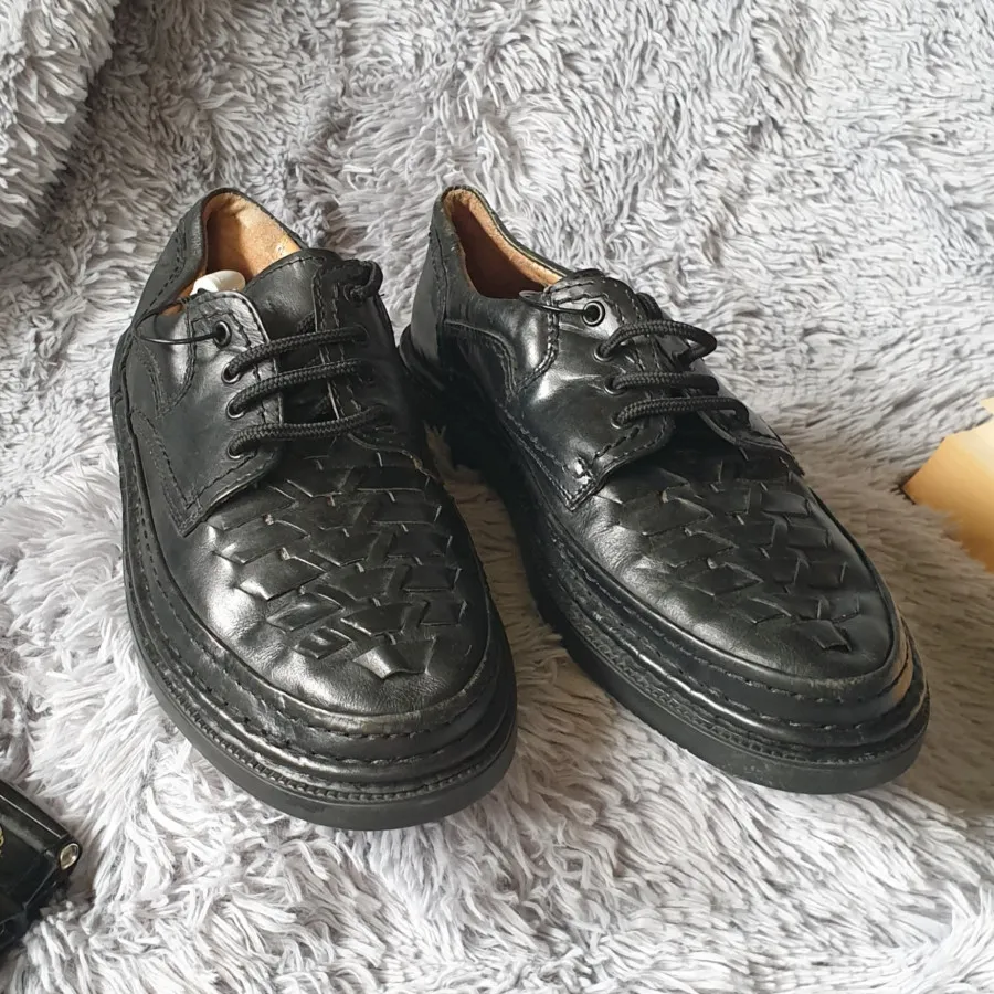 کفش چرم بافته شده دست‌ساز