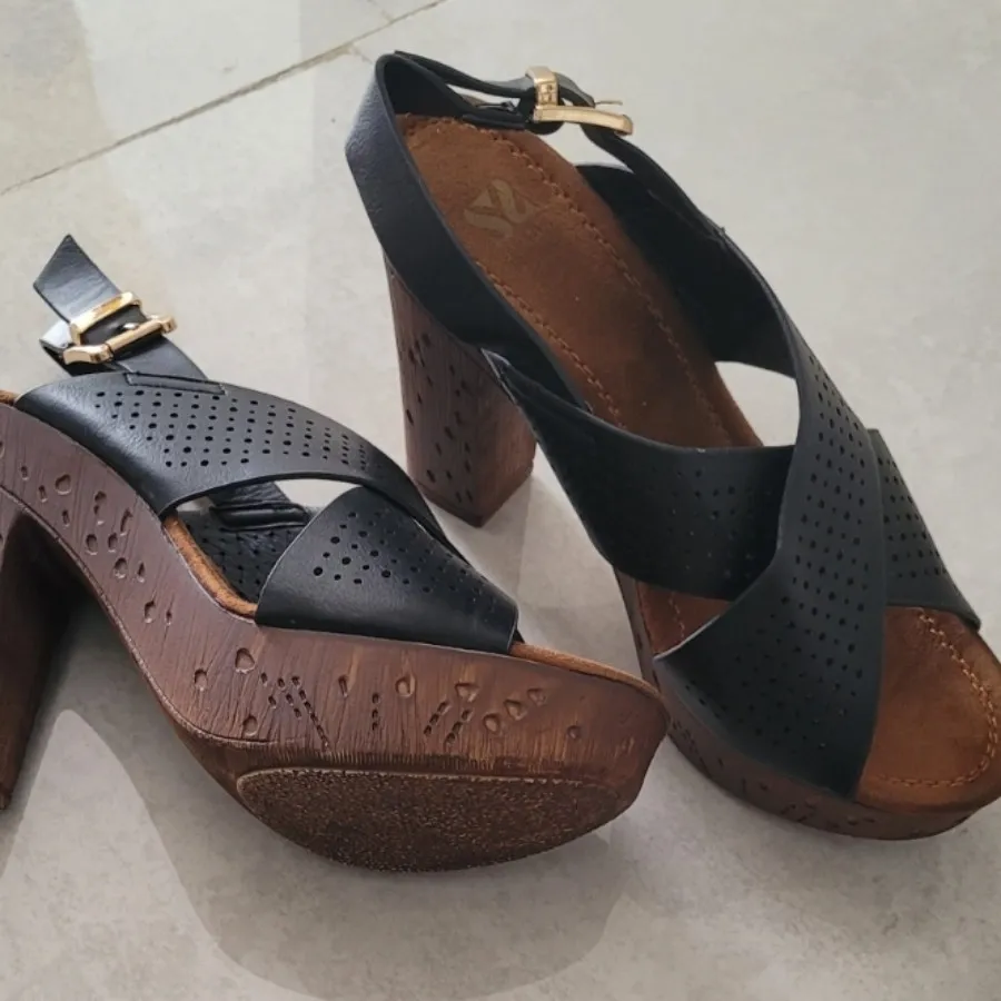 صندل پاشنه دار زنانه