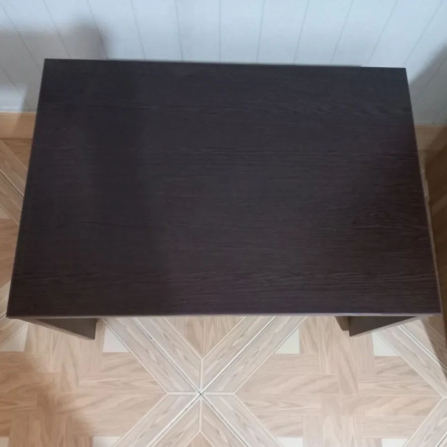 میز قهوه‌ ای رنگ