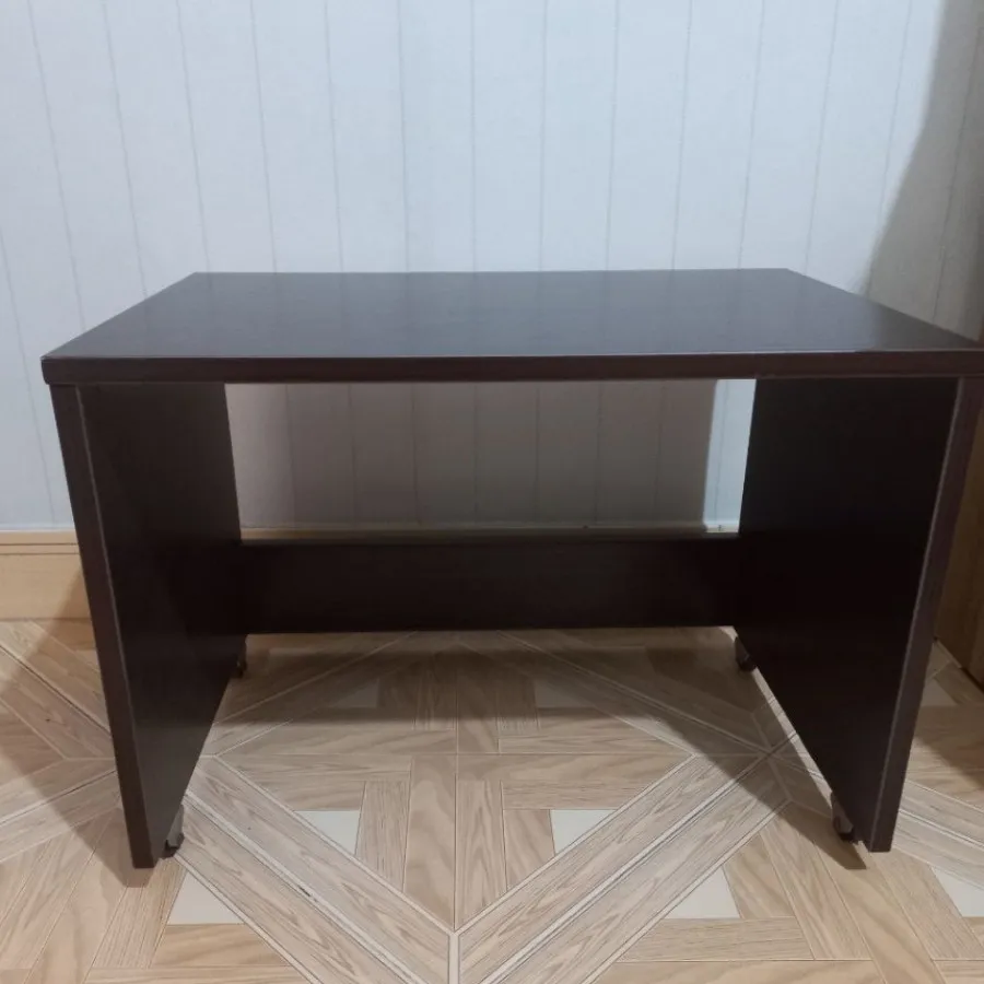 میز قهوه‌ ای رنگ