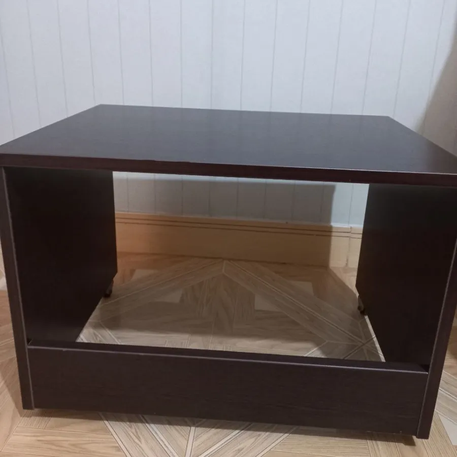 میز قهوه‌ ای رنگ