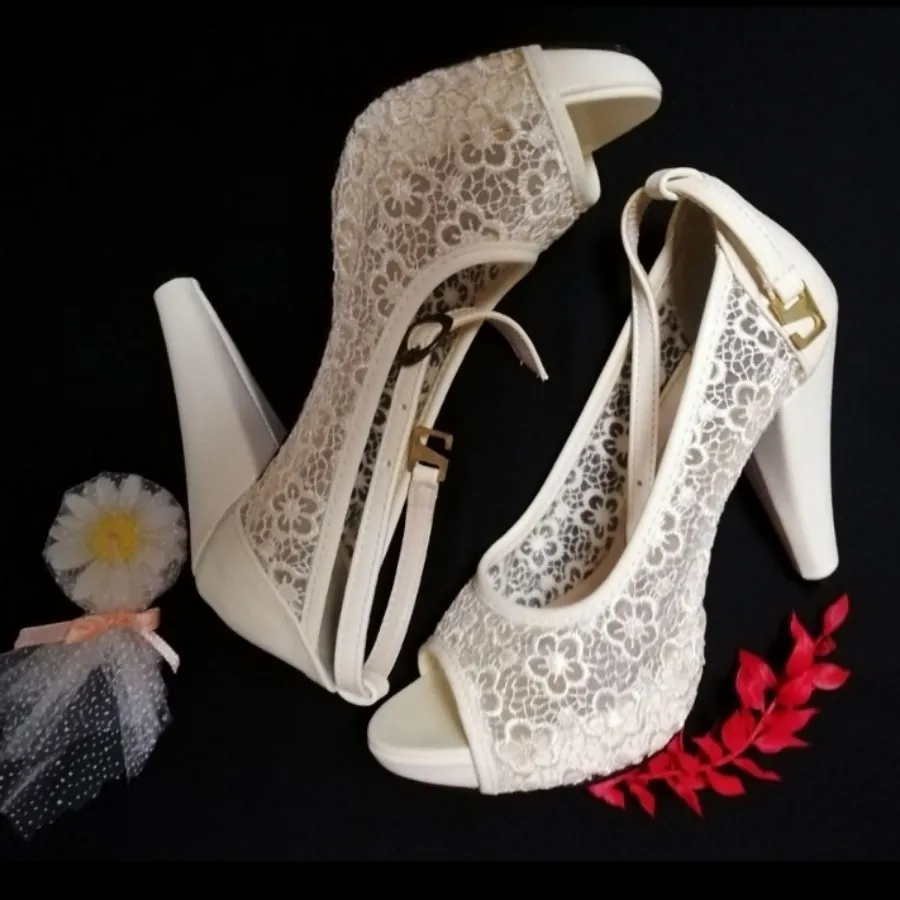 کفش عروس شیری