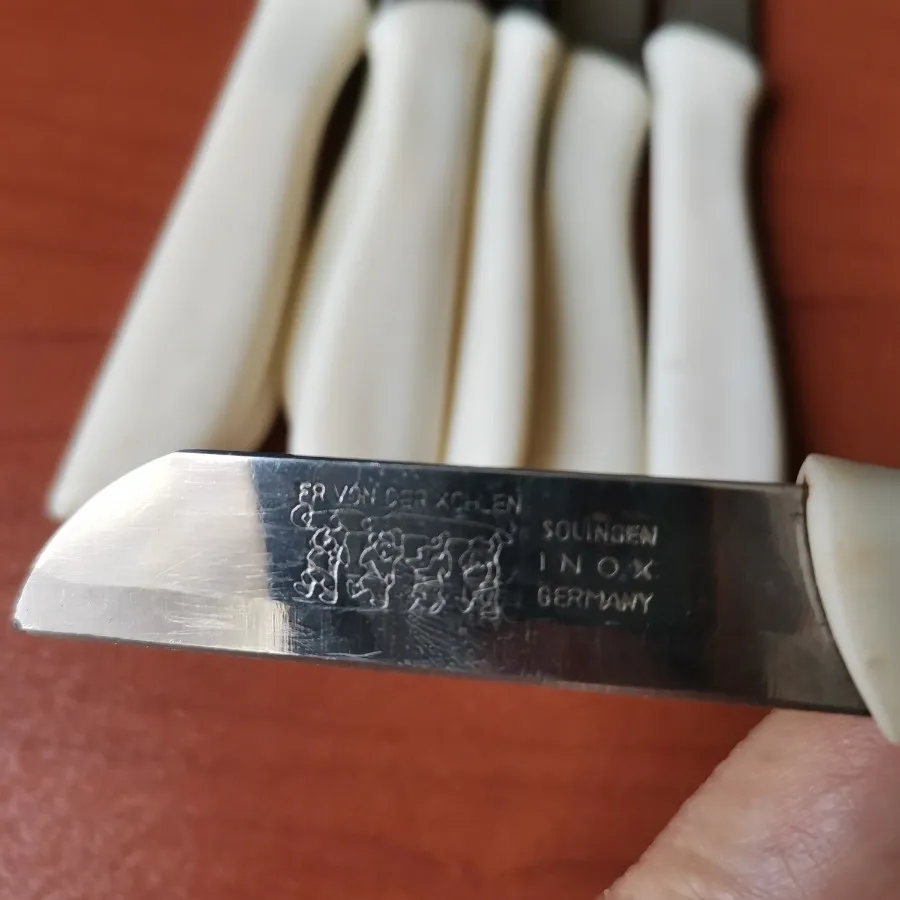 دیس گل سرخی و چاقو