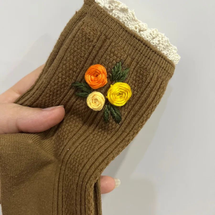 جوراب های گلدوزی شده