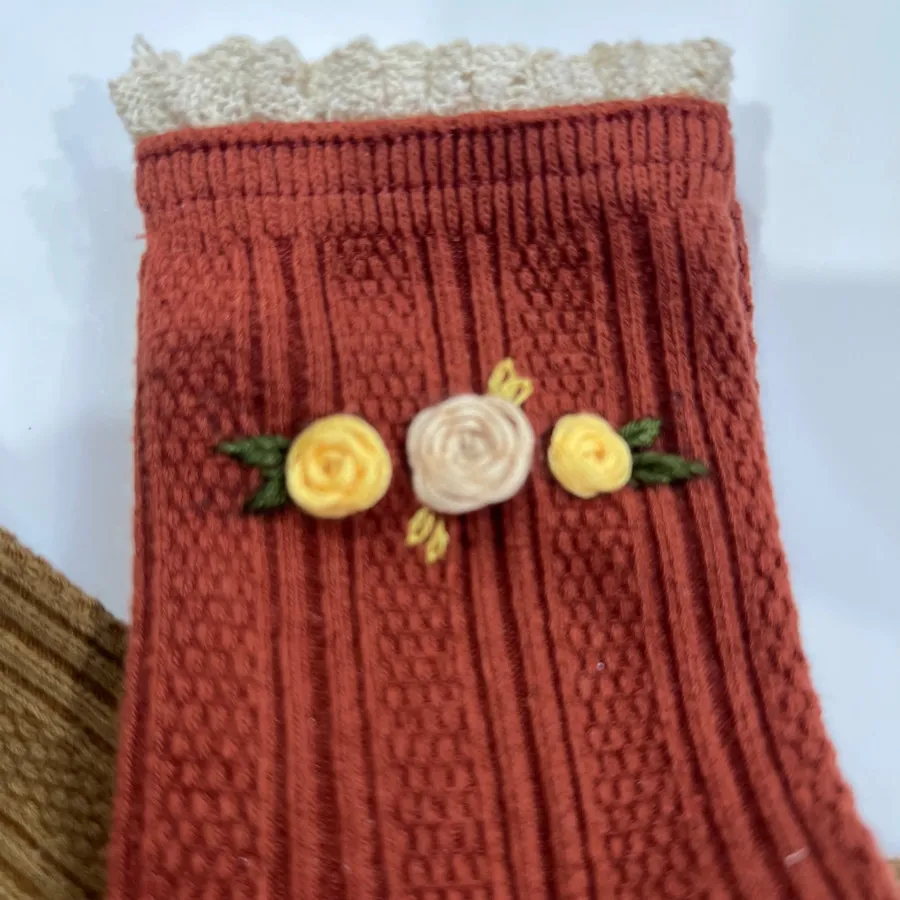 جوراب های گلدوزی شده