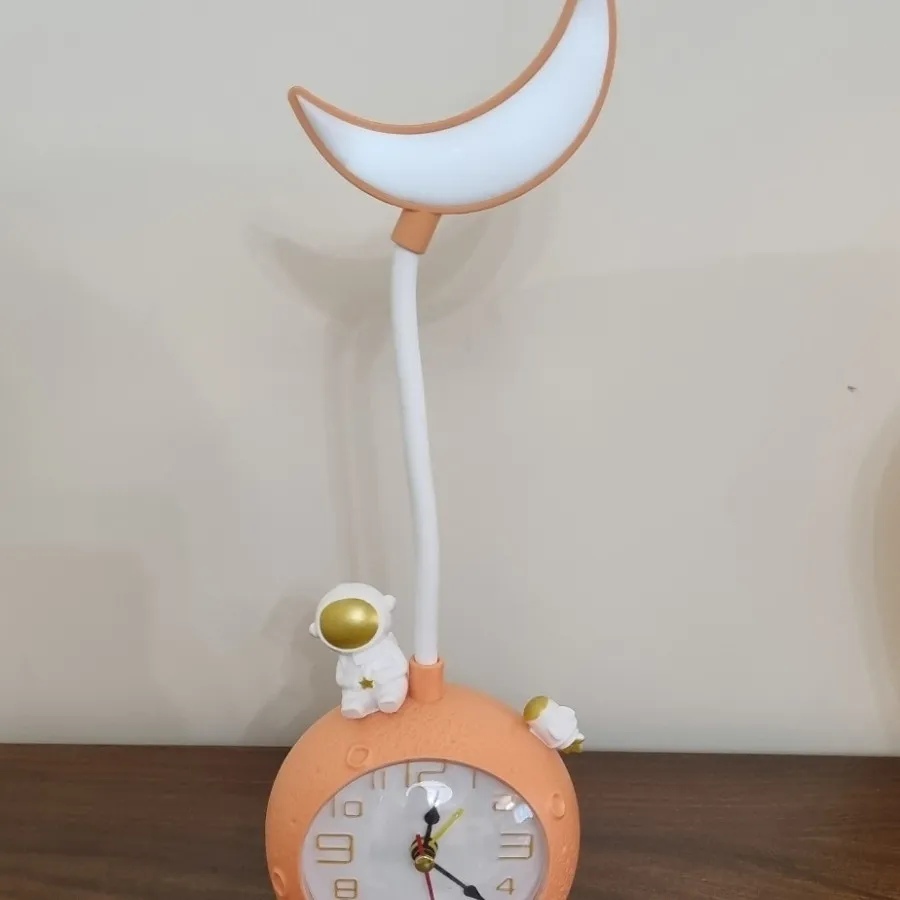 ساعت و چراغ مطالعه