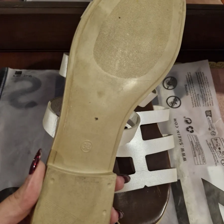 صندل صدفی زیره چرمیtiaris