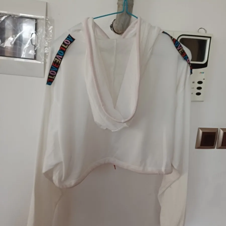 کراپ سفید کلاهدار