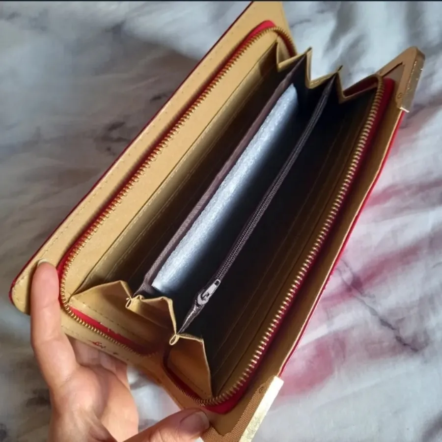 کیف قرمز پاسپورتی