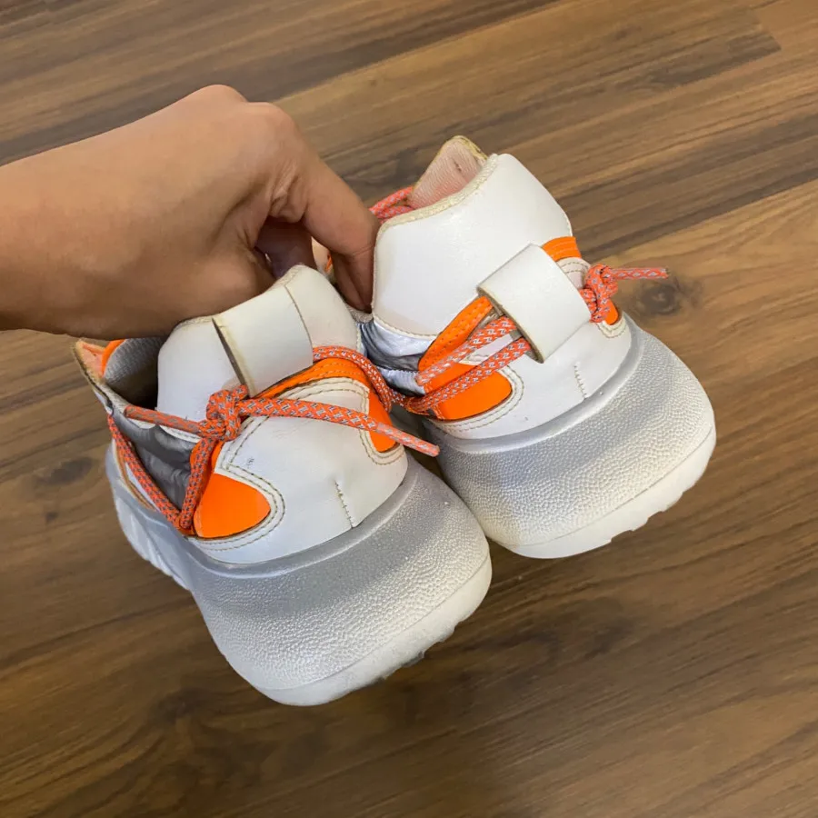 کفش نارنجی شب رنگ