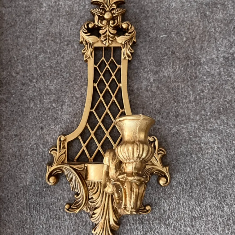 تابلو و شمعدان