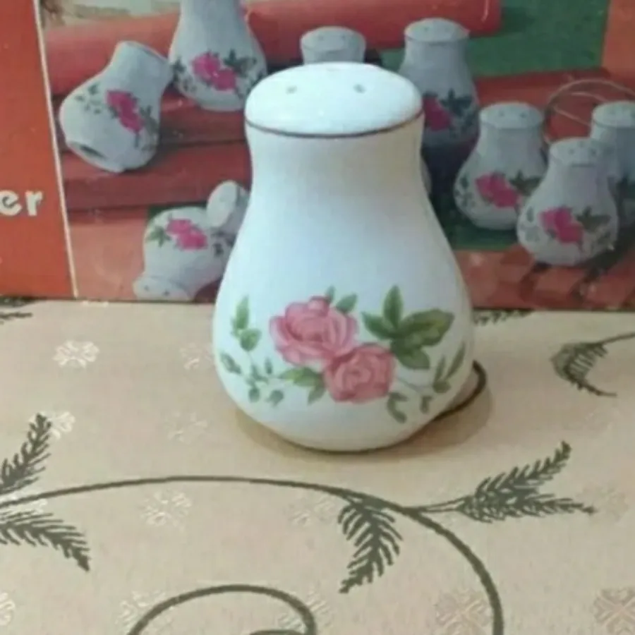 نمکدان گل قرمز قدیمی