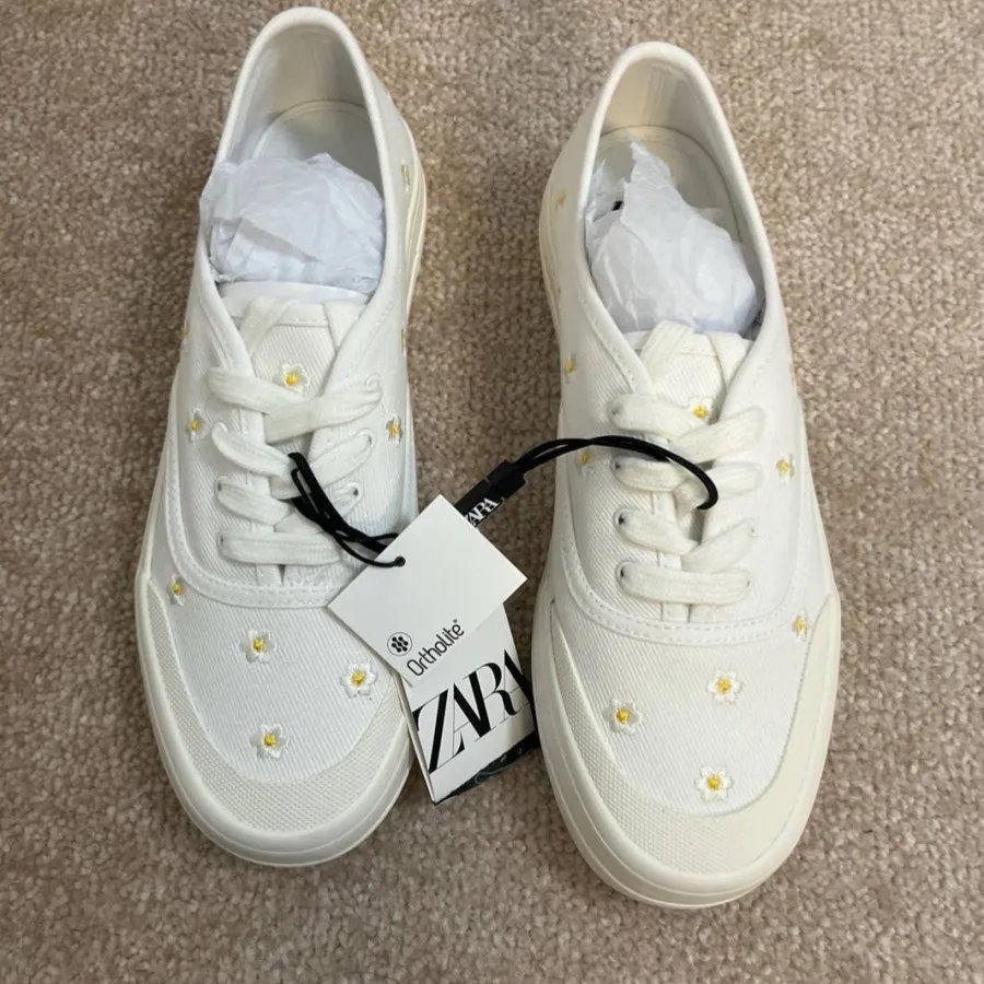 کفش بابونه‌ای زارا