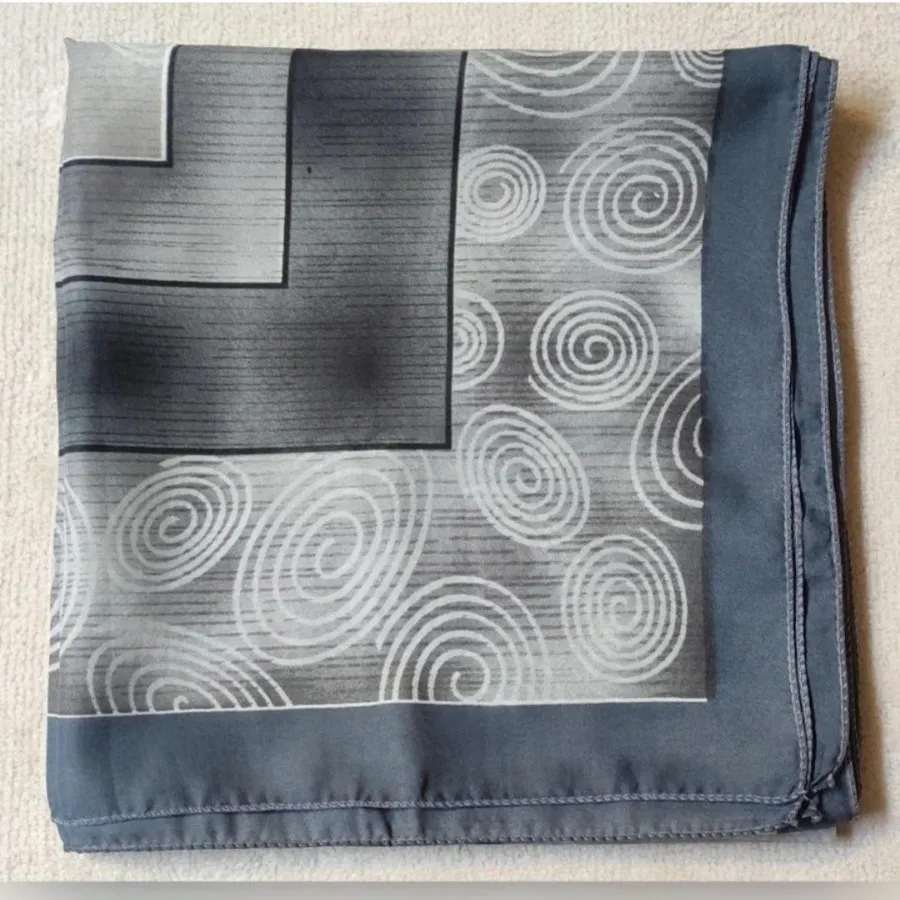 روسری حاشیه دار