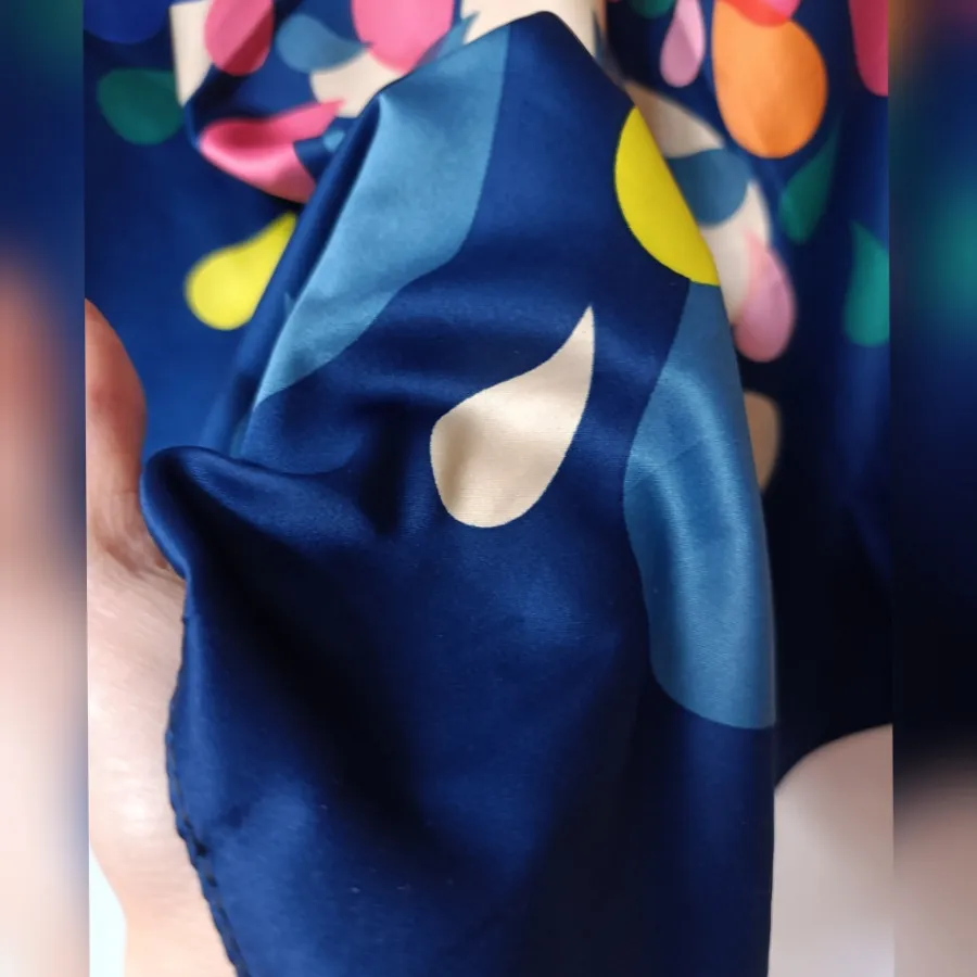 روسری ساتن سرمه ای