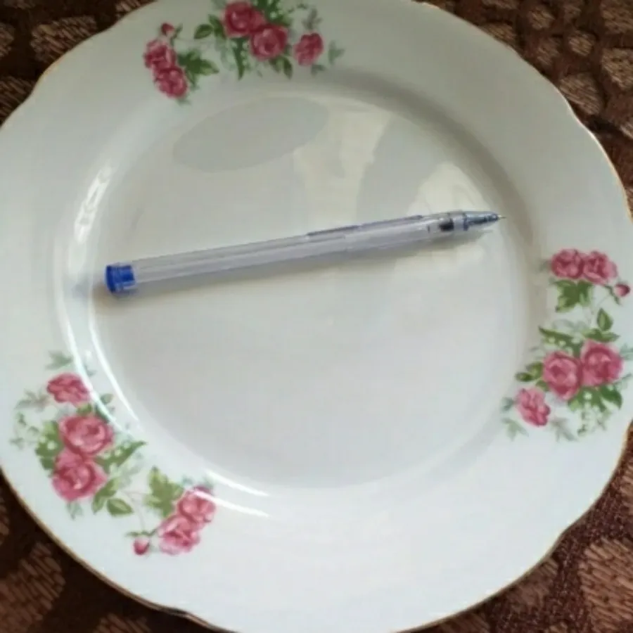 بشقاب گل قرمز قدیمی