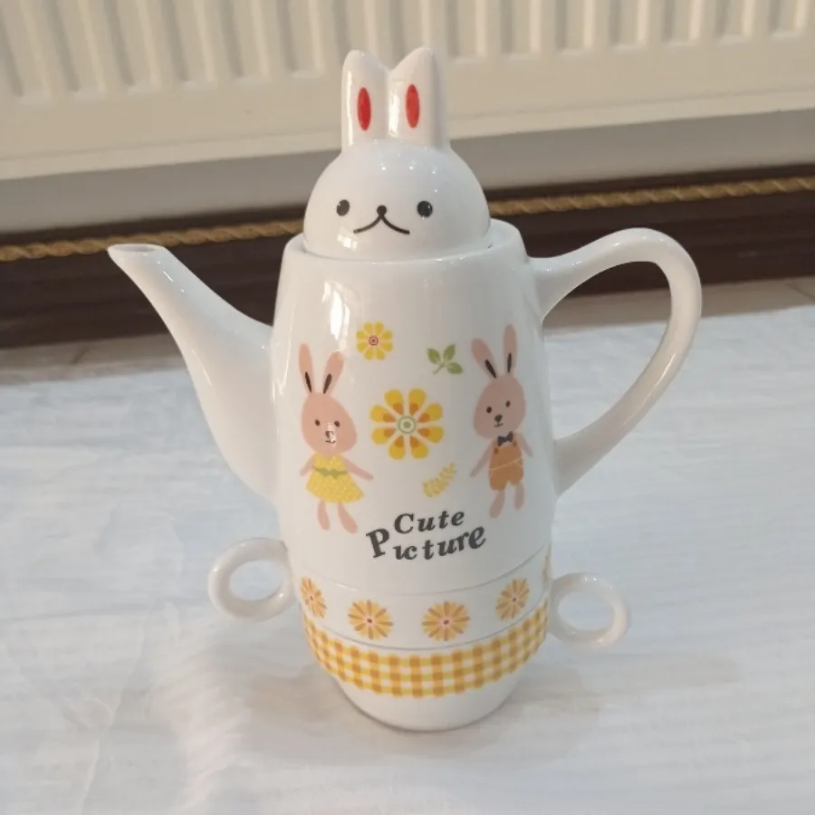 قوری با دو تا فنجان