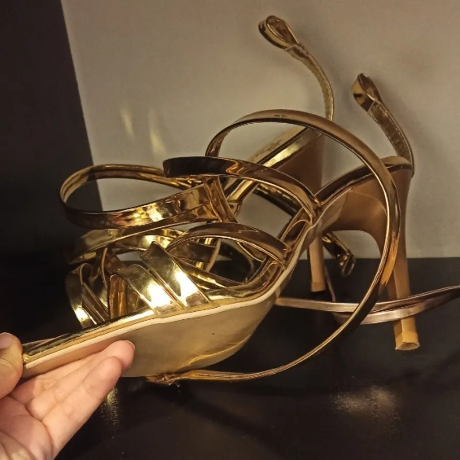 کفش برند کویین