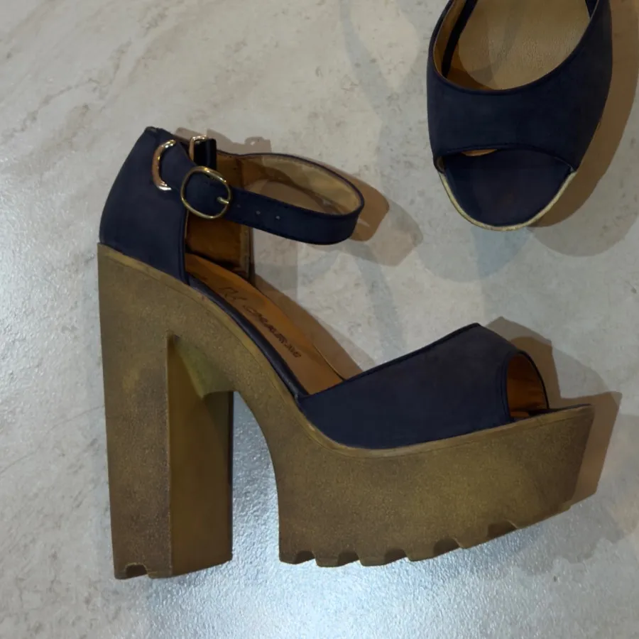 کفش سورمه ای با پاشنه لژ