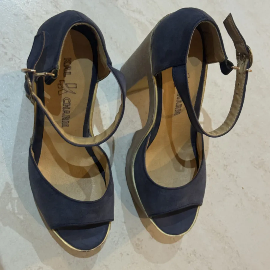 کفش سورمه ای با پاشنه لژ