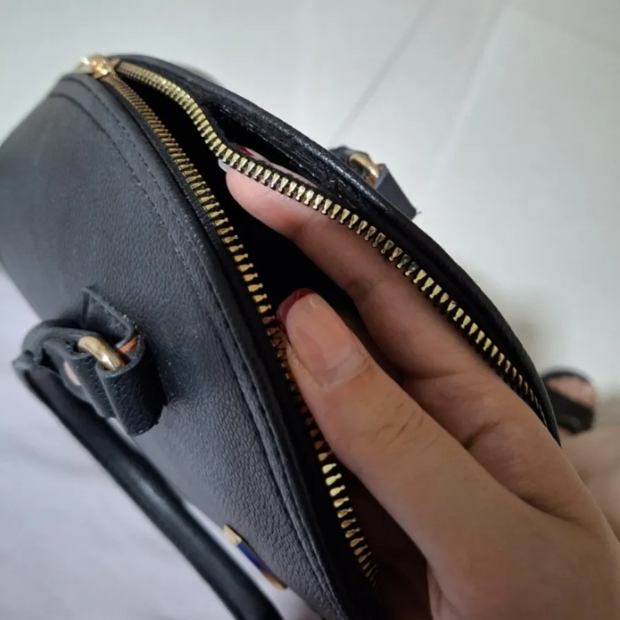 کیف مشکی دستی نیم دایره