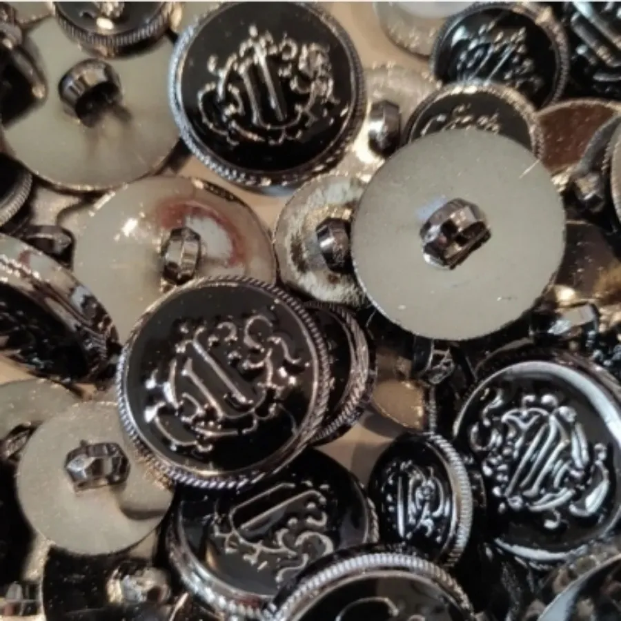 دکمه لباس مردانه