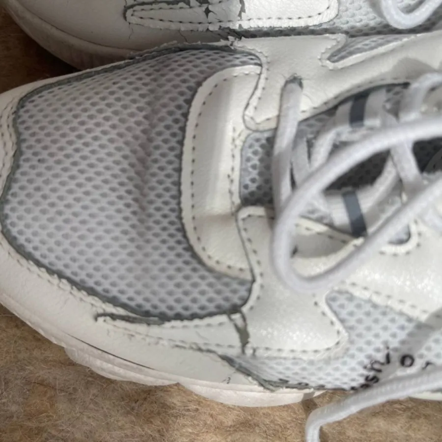 کتانی زنانه سفید