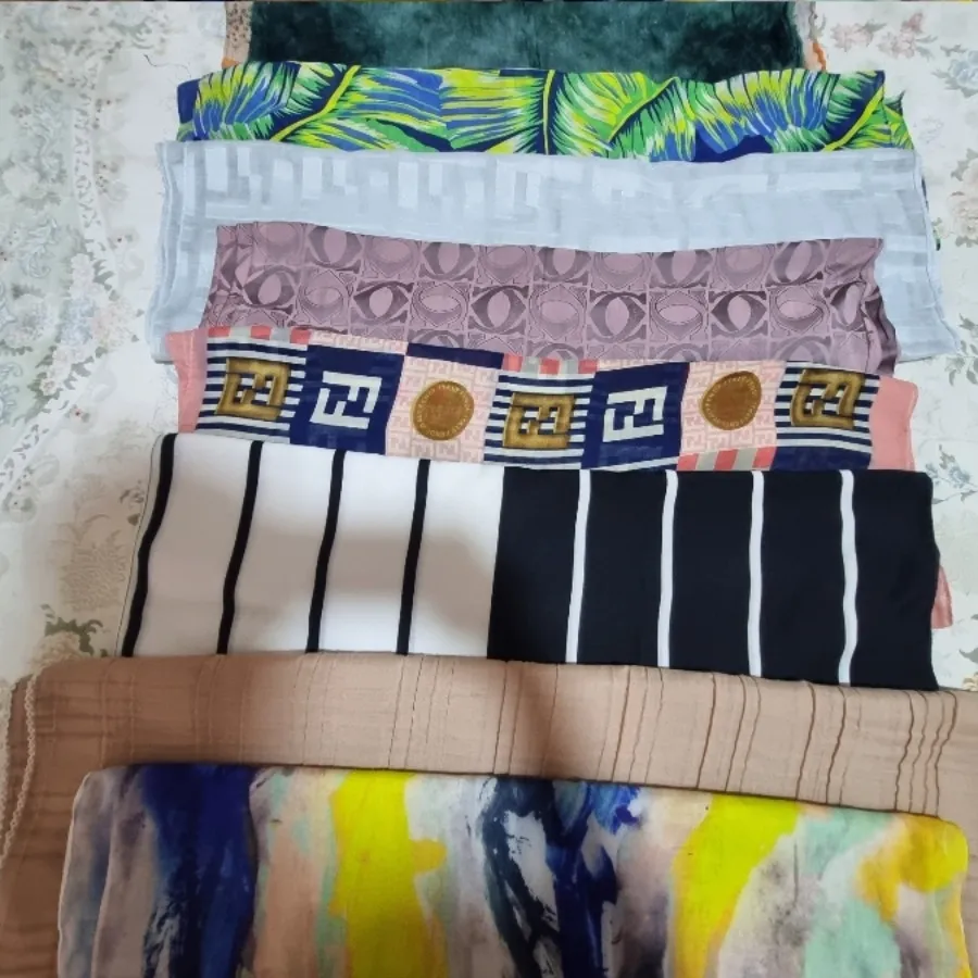 تعدادی زیادی شال