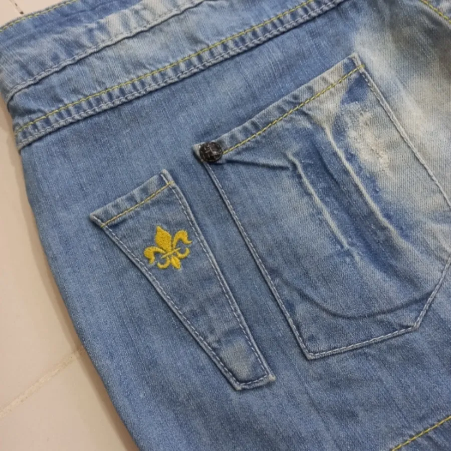 دامن کوتاه لی