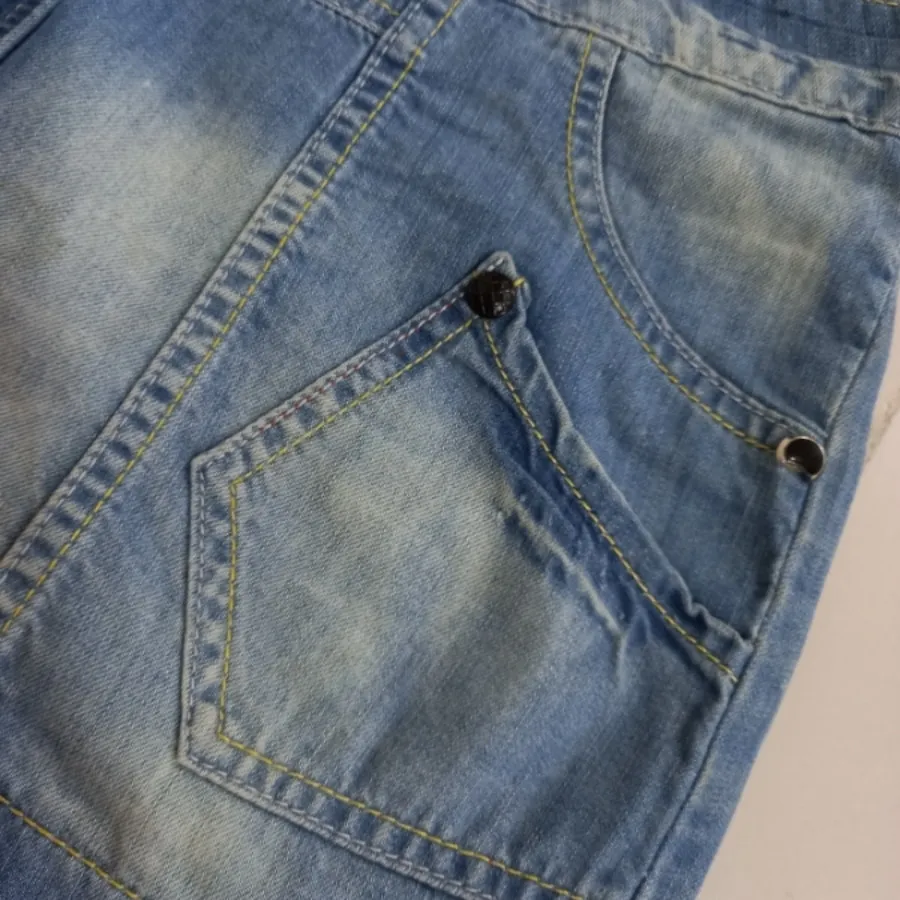 دامن کوتاه لی