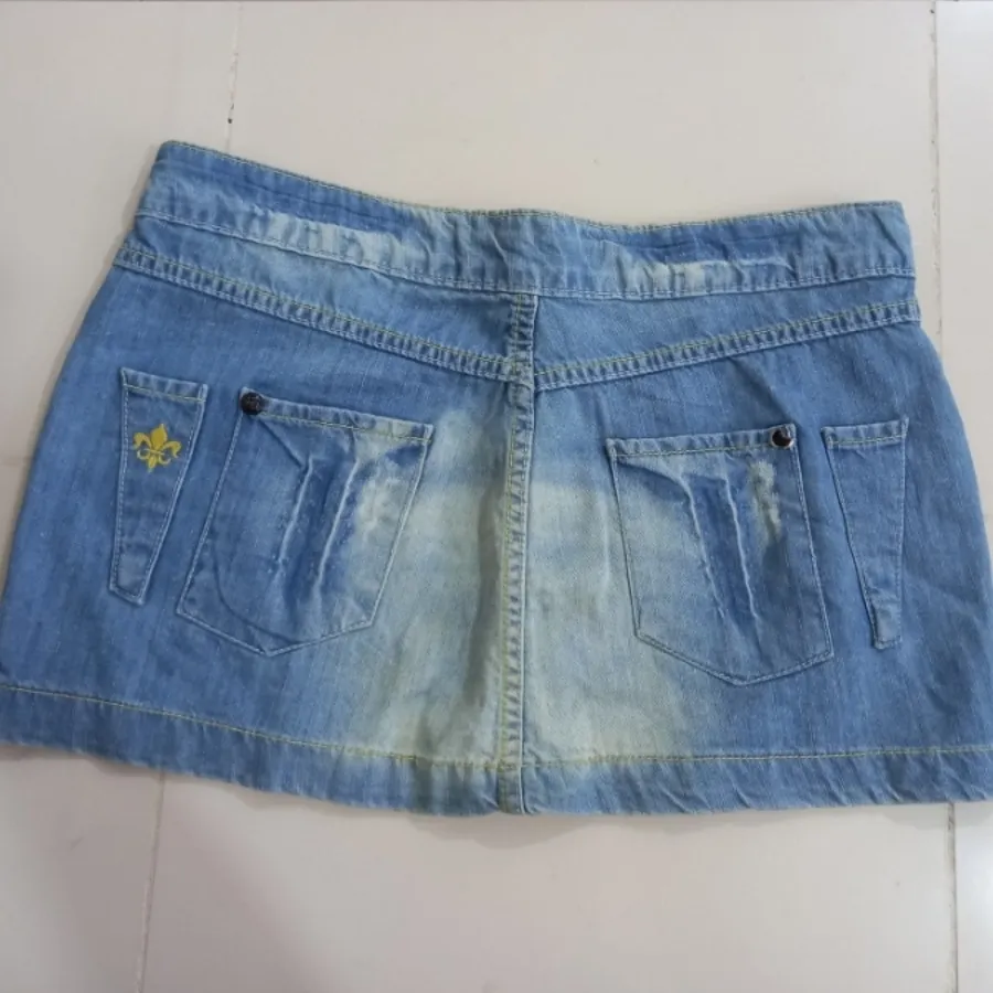 دامن کوتاه لی