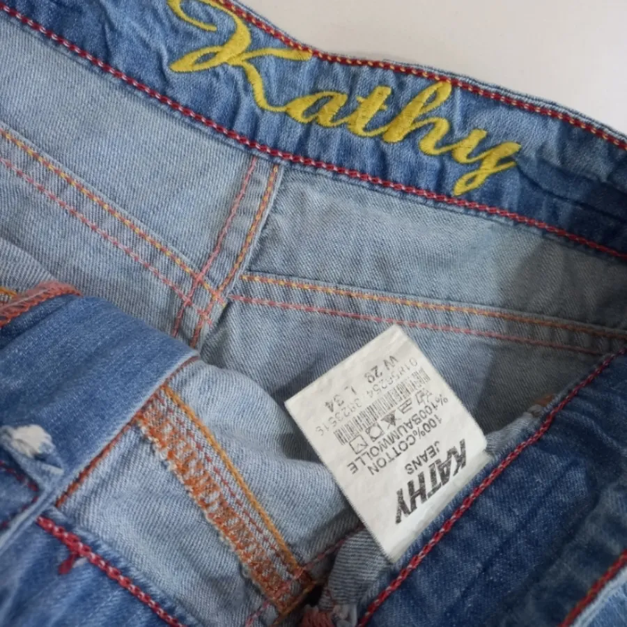 دامن کوتاه لی