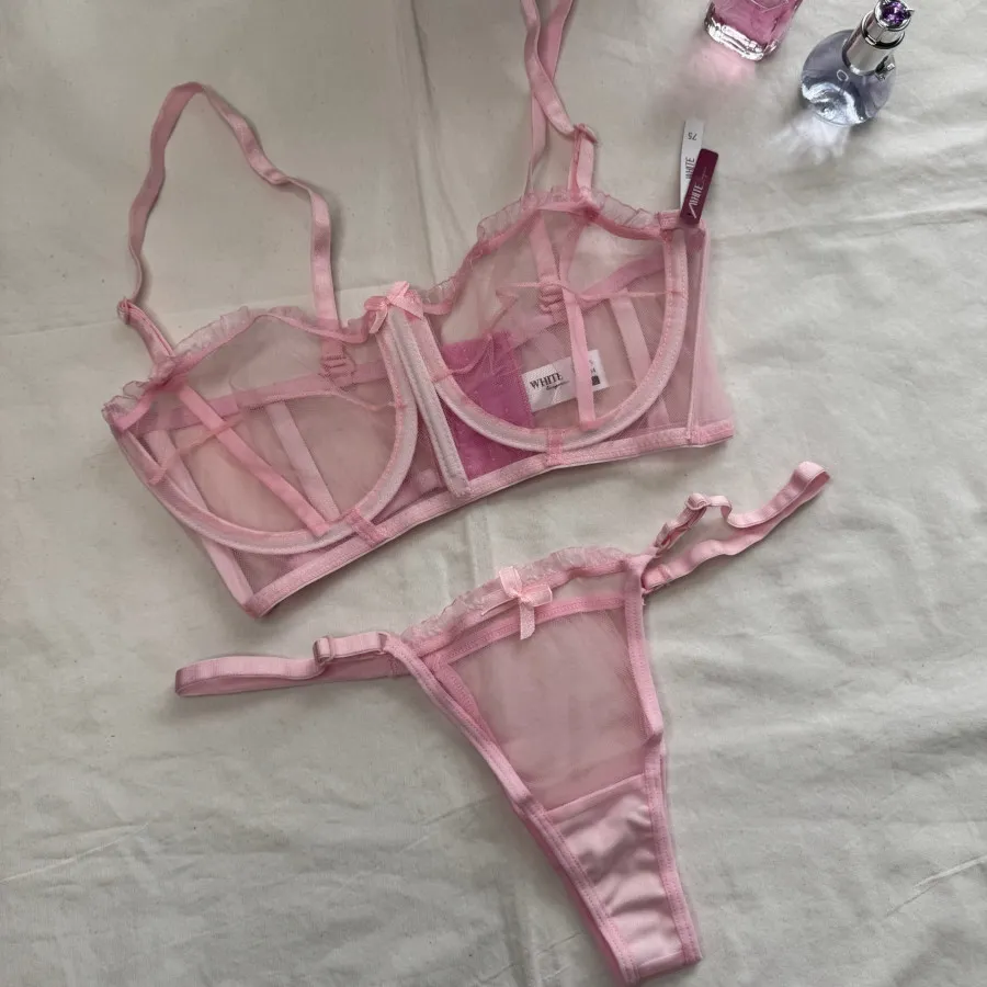 ست سوتین و شورت دکلته