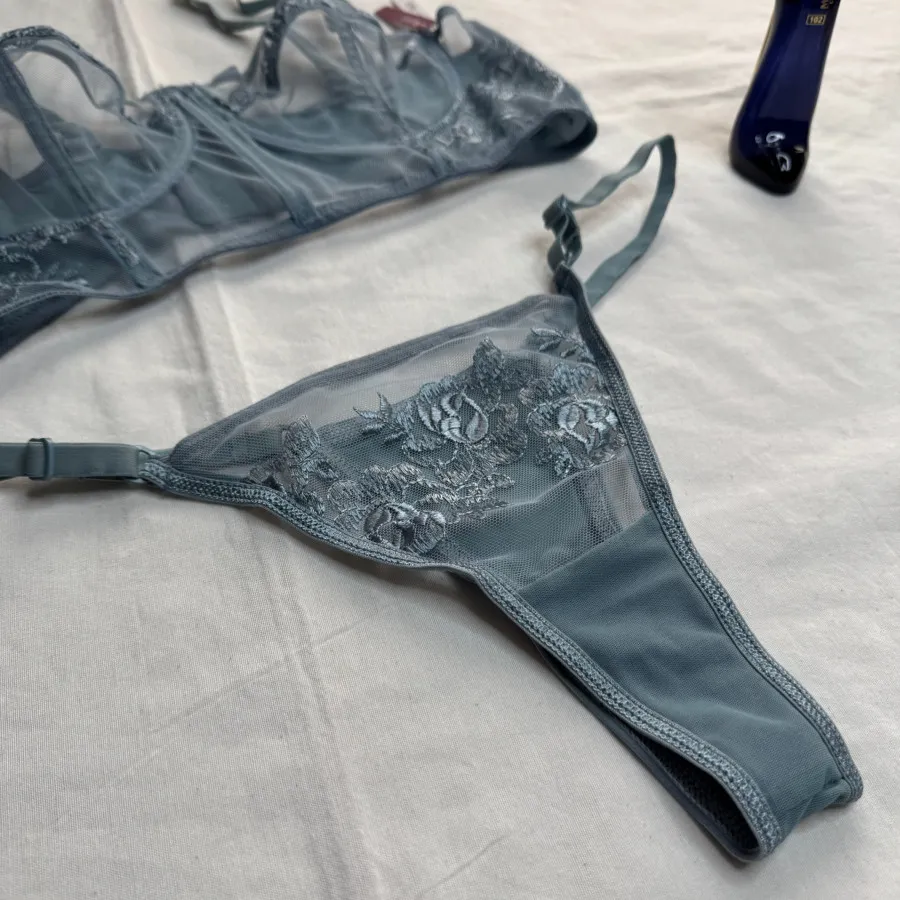 ست سوتین و شورت دکلته