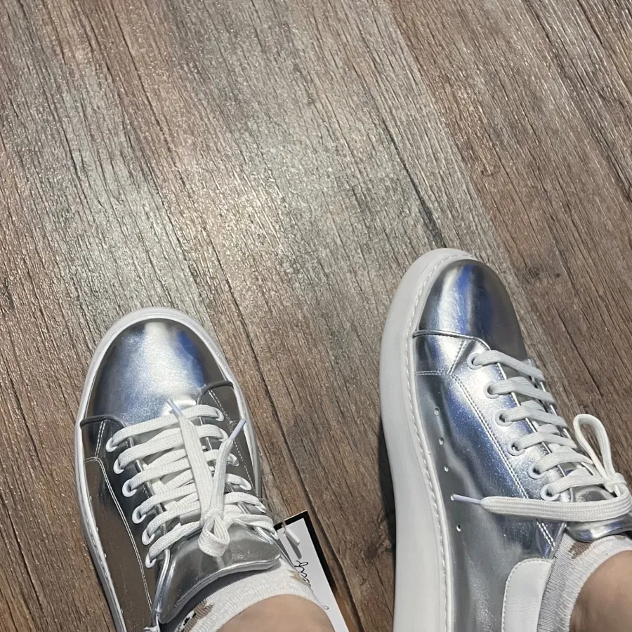 کتونی نقره ای